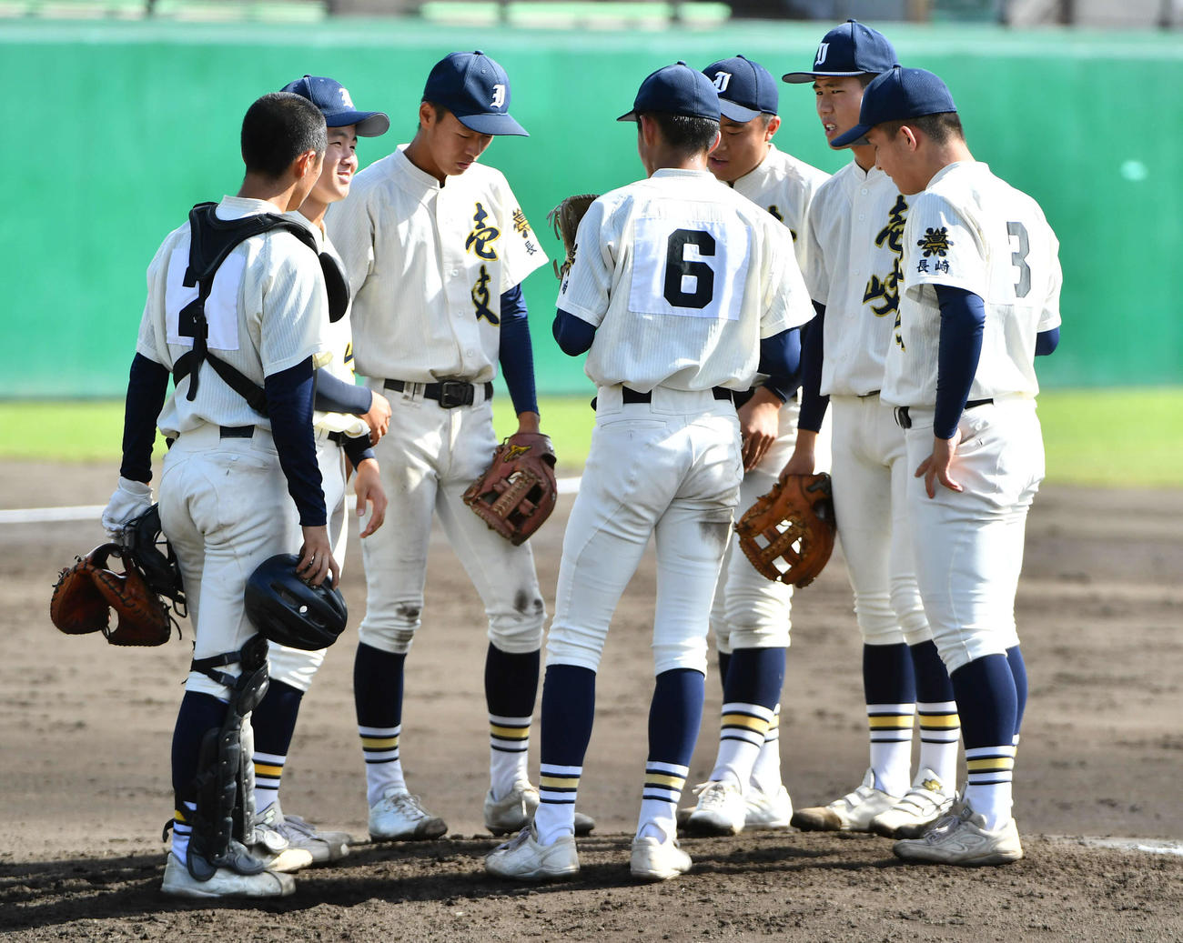 壱岐対エナジックスポーツ　2回裏エナジックスポーツ2死一、二塁から伊佐の左前適時打で7点目を奪われ、マウンドに集まる壱岐ナイン（撮影・岩下翔太）