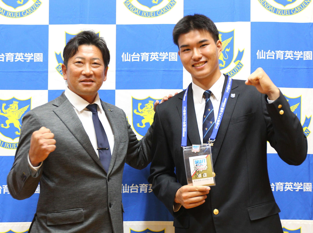 指名挨拶後のオリックス・小松担当スカウト（左）と仙台育英・山口（撮影・高橋香奈）