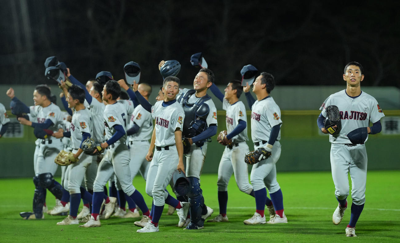 浦和実対つくば秀英　つくば秀英に勝ちスタンドと盛り上がるナインを横目に足早に引き揚げる完封勝利の浦和実先発の石戸（右）（撮影・垰建太）