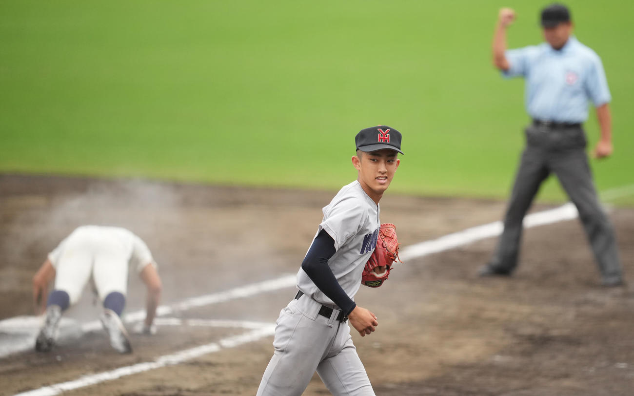 東農大二対横浜　6回表東農大二2死一、二塁、宮崎（左）を二ゴロに仕留め無失点の織田は笑顔を見せる（撮影・垰建太）