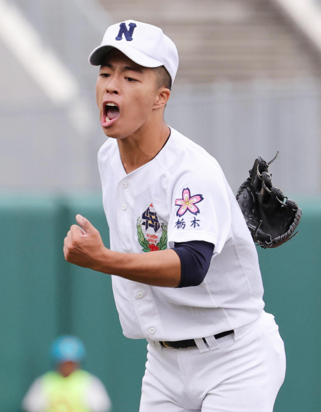 健大高崎対佐野日大　1回表を無失点で終えガッツポーズの佐野日大先発の洲永（撮影・野上伸悟）