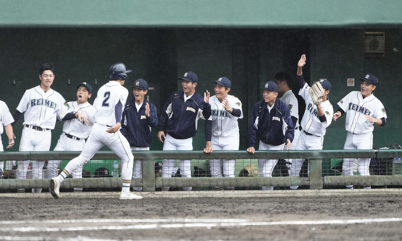 千葉黎明対山梨学院　3回表千葉黎明2死満塁、相手暴投で追加点を奪い喜ぶベンチ（撮影・足立雅史）