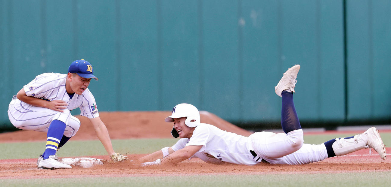 健大高崎対佐野日大　2回裏佐野日大2死満塁、走者一掃の左3点適時二塁打を放ち三塁を狙うもアウトとなる井上（撮影・野上伸悟）