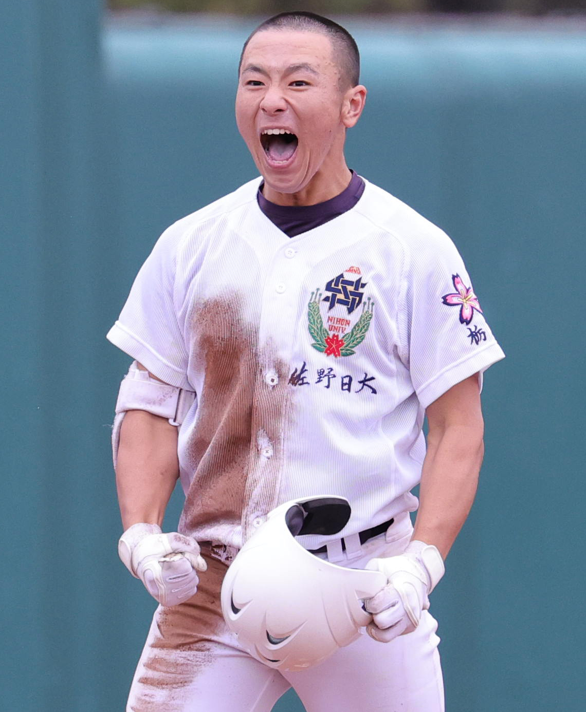 健大高崎対佐野日大　2回裏佐野日大2死満塁、走者一掃の左3点適時二塁打を放ちほえる井上（撮影・野上伸悟）