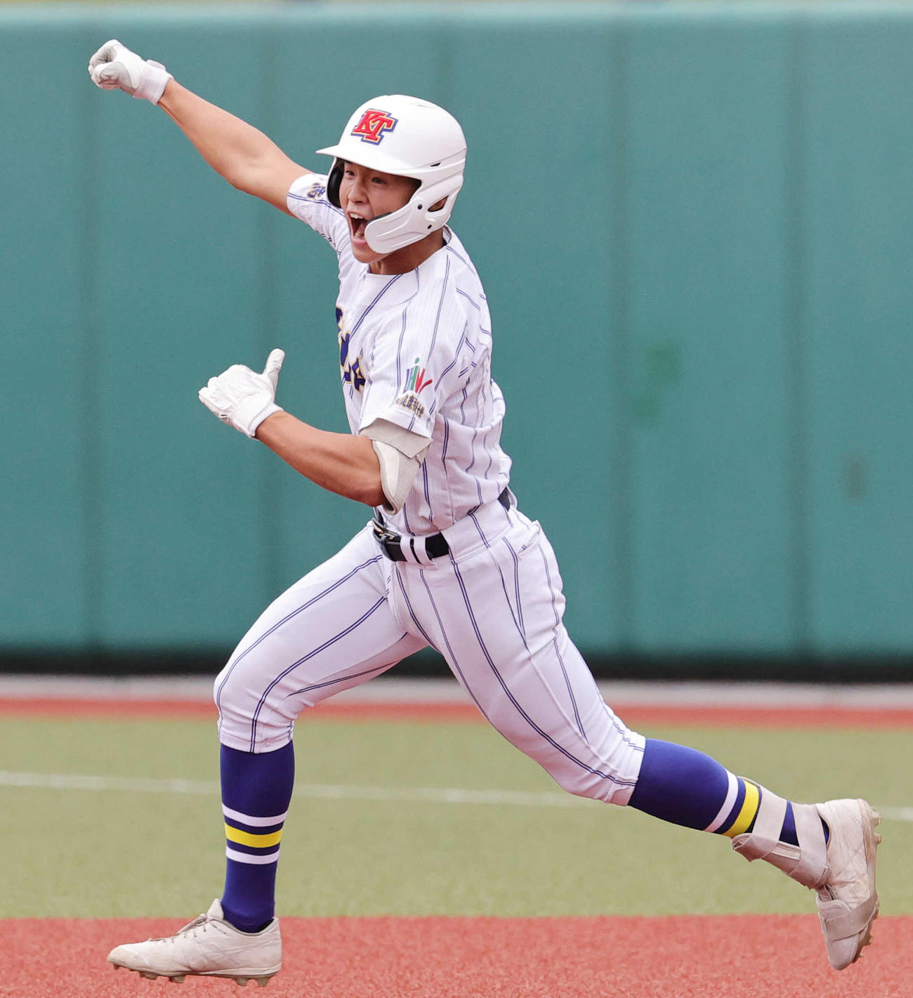 健大高崎対佐野日大　3回表健大高崎1死、左越え本塁打を放ち喜ぶ秋山（撮影・野上伸悟）