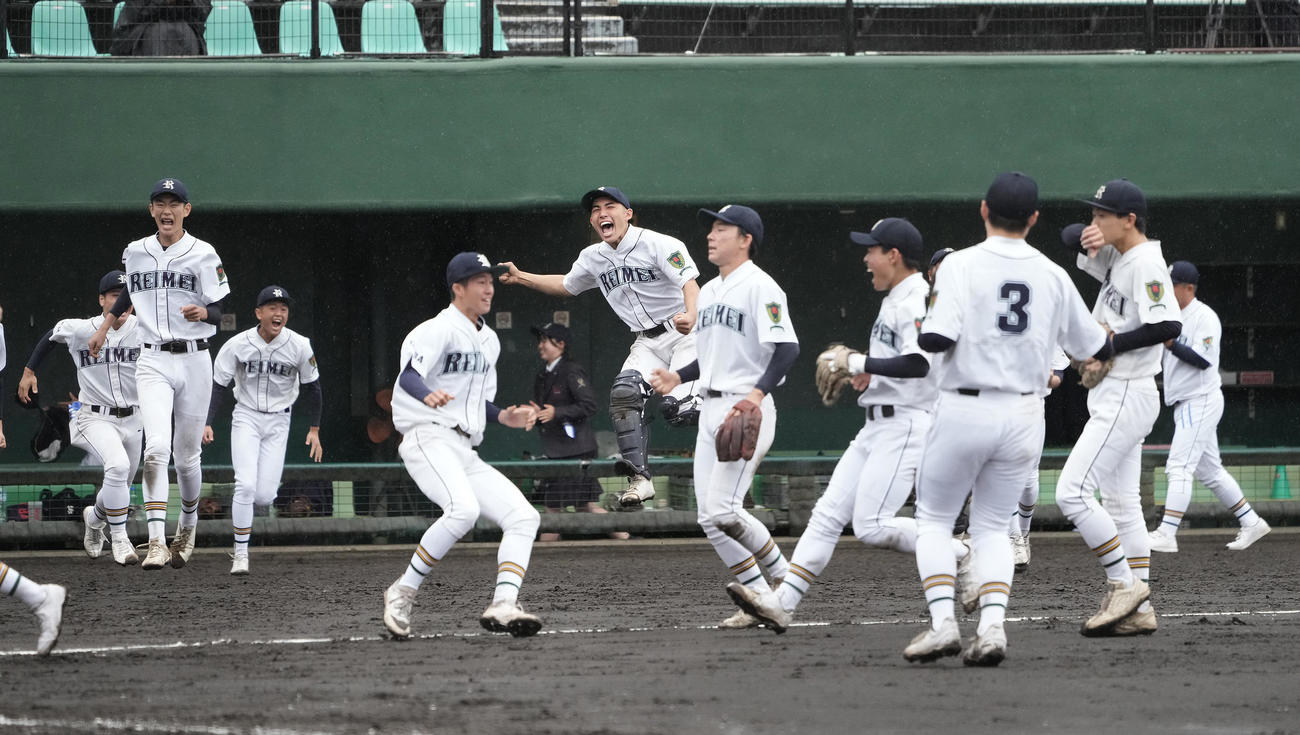 千葉黎明対山梨学院　山梨学院に勝利し、喜ぶ千葉黎明の選手たち（撮影・足立雅史）