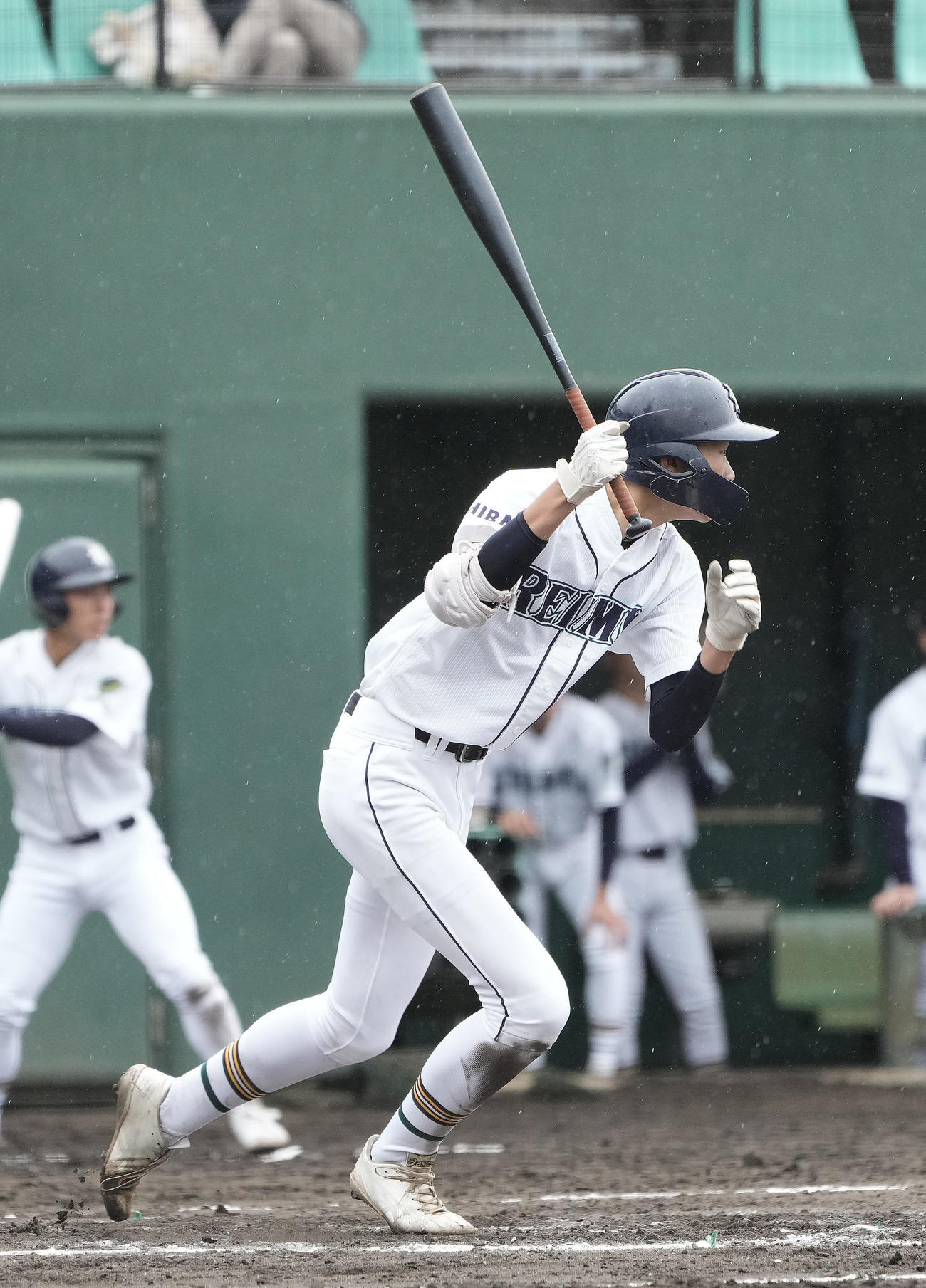 千葉黎明対山梨学院　3回表千葉黎明2死一、三塁、飯高聖也は左前適時打を放つ（撮影・足立雅史）