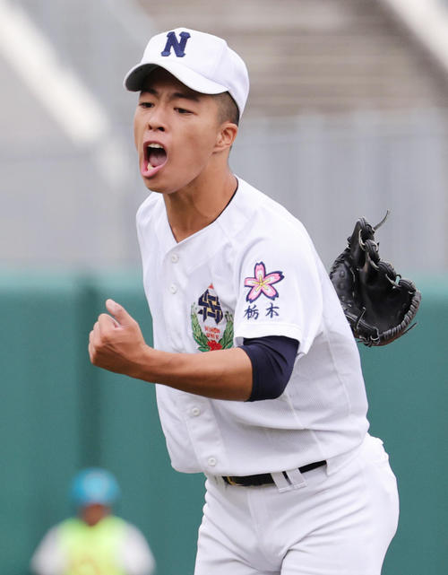 健大高崎対佐野日大　1回表を無失点で終えガッツポーズの佐野日大先発の洲永（撮影・野上伸悟）