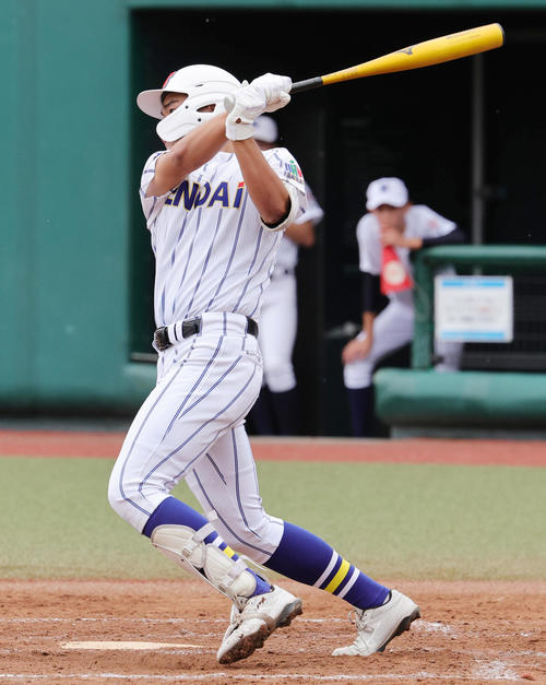 健大高崎対佐野日大　3回表健大高崎2死二塁、左前適時打を放つ伊藤（撮影・野上伸悟）