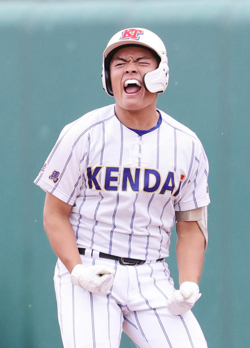 健大高崎対佐野日大　3回表健大高崎2死二塁、左前適時打を放ち喜ぶ伊藤（撮影・野上伸悟）