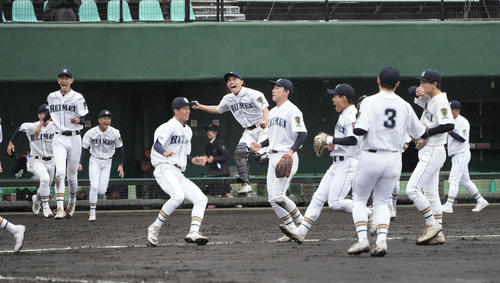 千葉黎明対山梨学院　山梨学院に勝利し、喜ぶ千葉黎明の選手たち（撮影・足立雅史）