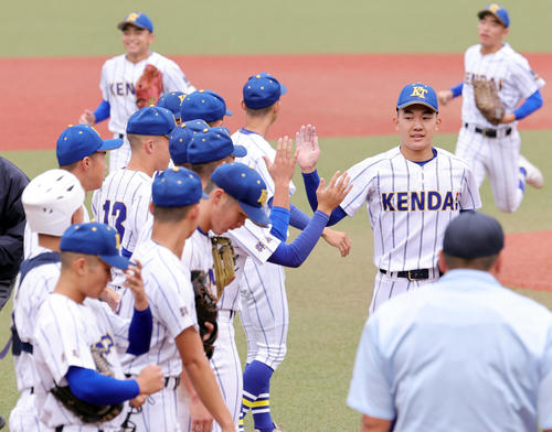健大高崎対佐野日大　仲間と勝利を喜ぶ健大高崎・石垣（撮影・野上伸悟）