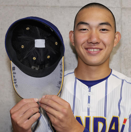 健大高崎対佐野日大　7回完投でコールド勝ちした健大高崎・石垣は、帽子のつばに「龍月の分まで」と書き入れ、今大会は故障で不在の佐藤を思いやった（撮影・野上伸悟）