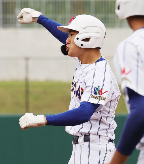 健大高崎対佐野日大　2回表健大高崎2死二、三塁、中前先制2点適時打を放ち喜ぶ石垣（撮影・野上伸悟）