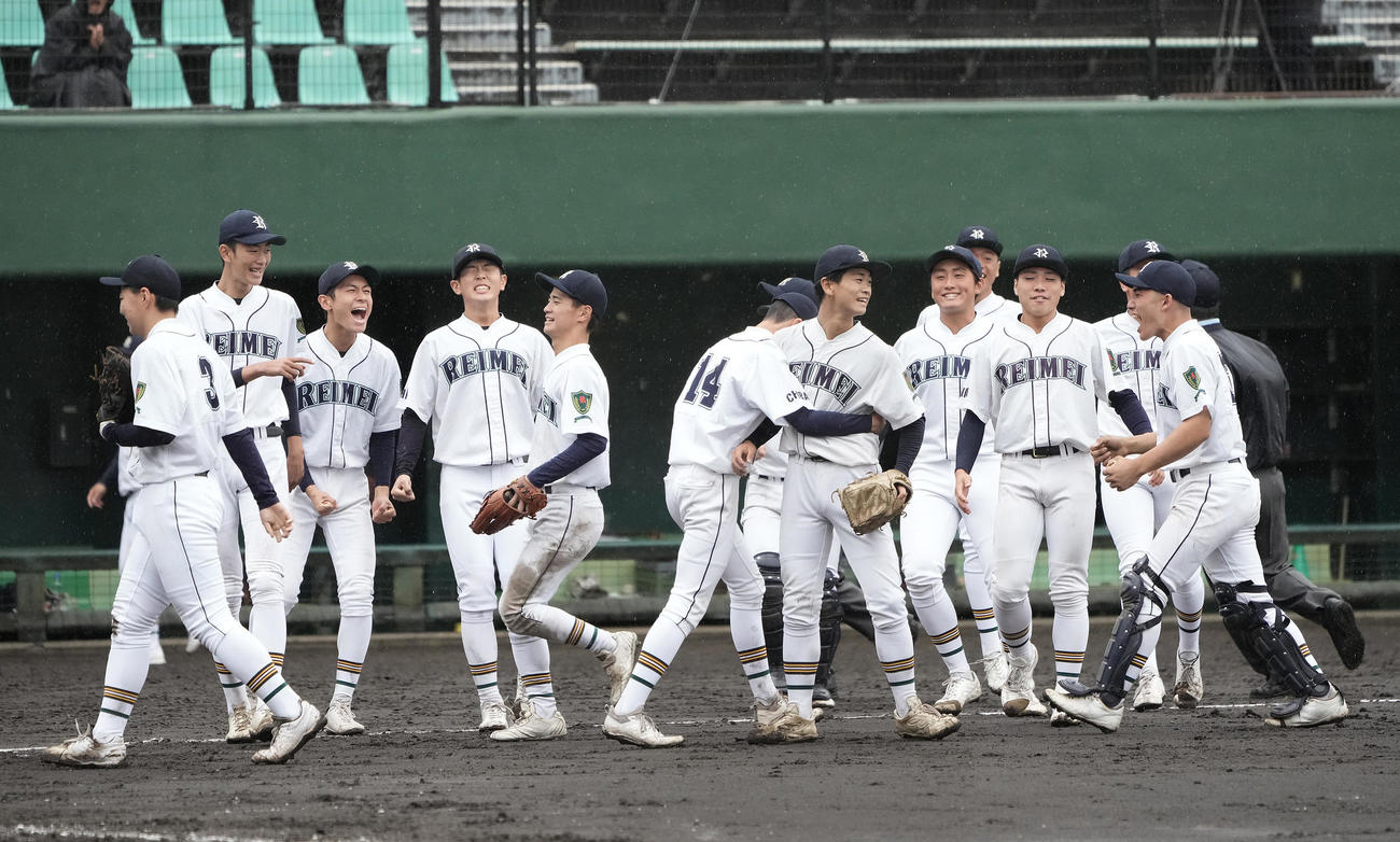 千葉黎明対山梨学院　山梨学院に勝利し、喜ぶ千葉黎明の選手たち（撮影・足立雅史）