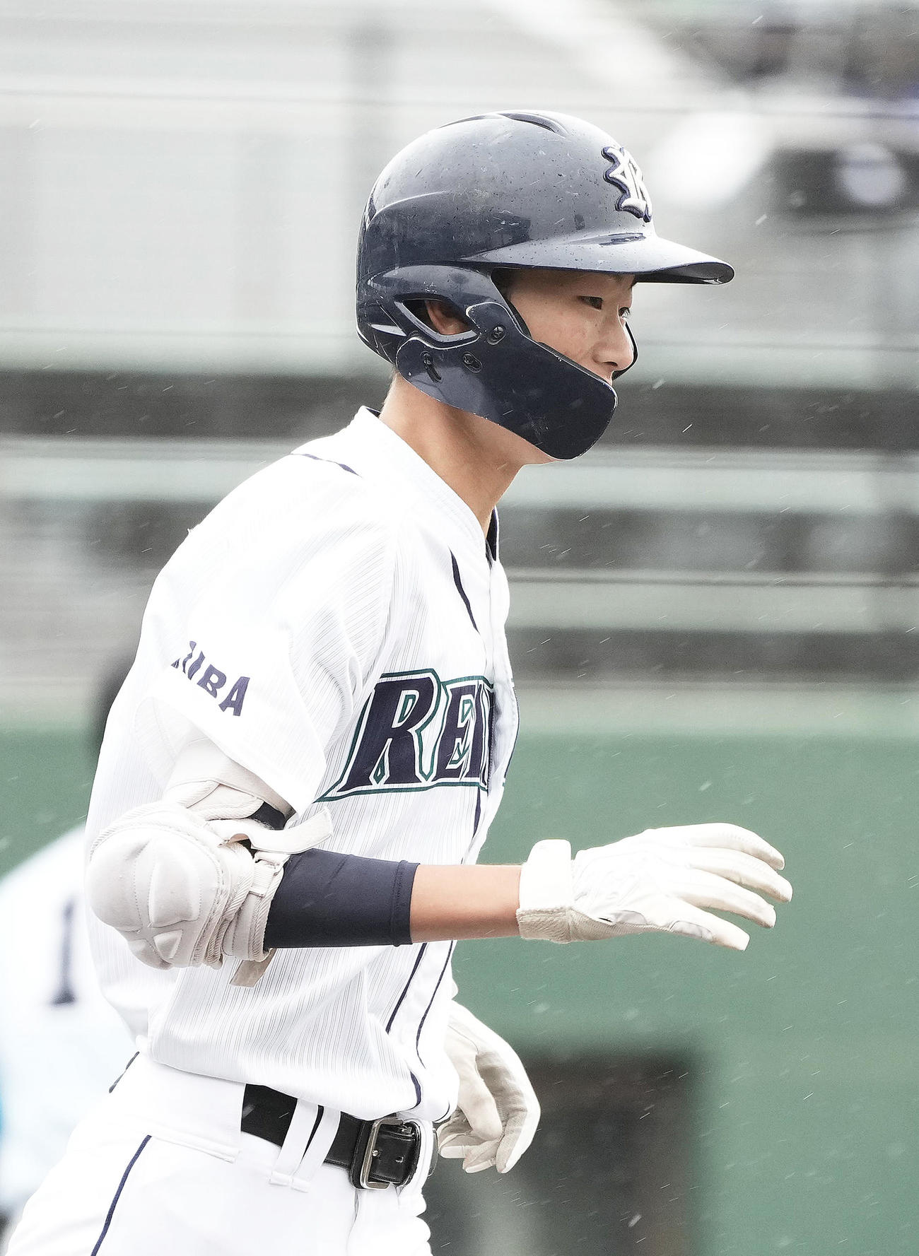千葉黎明対山梨学院　3回表千葉黎明2死一、三塁、飯高聖也は左前適時打を放つ（撮影・足立雅史）