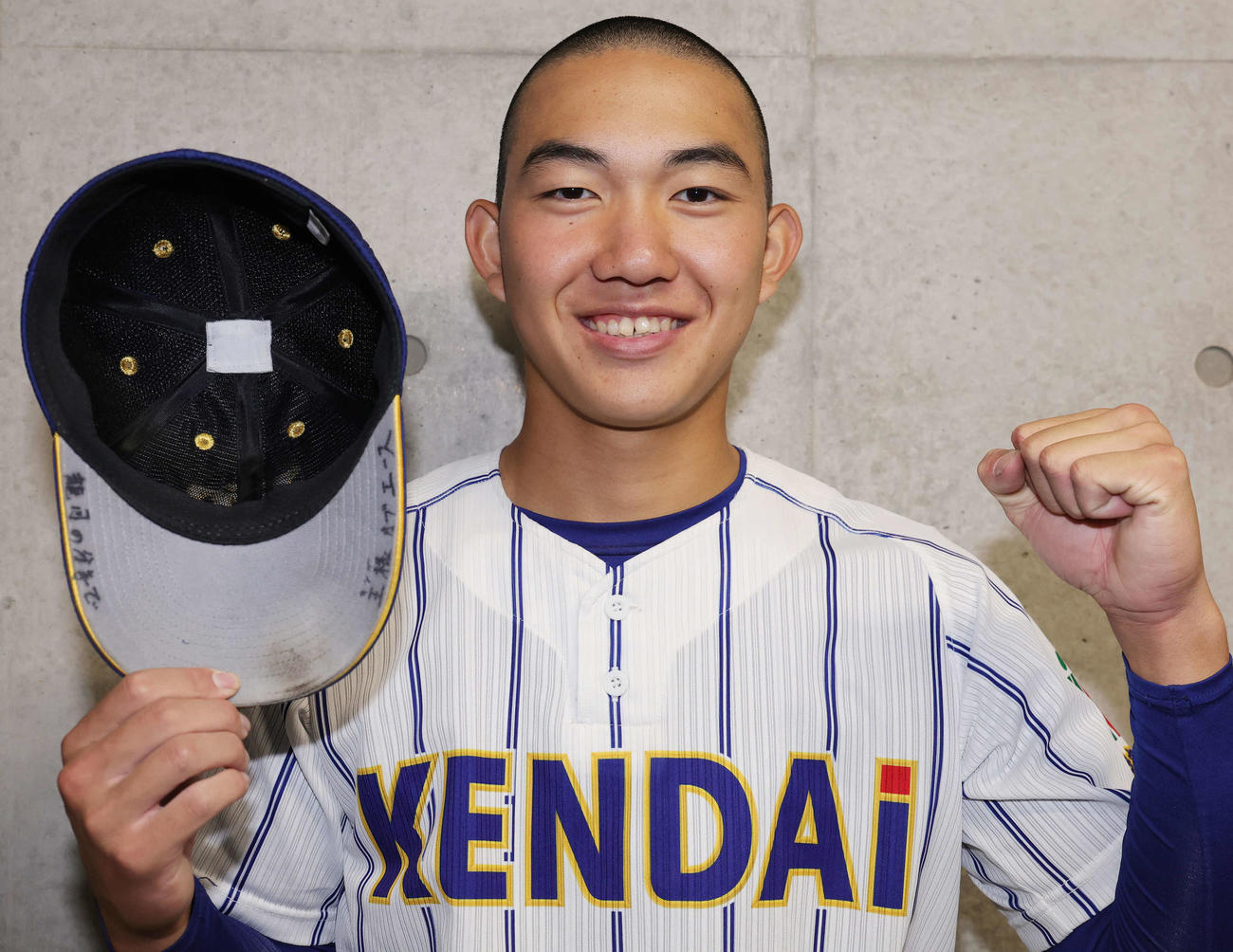 健大高崎対佐野日大　7回完投でコールド勝ちした健大高崎・石垣は、帽子のつばに「龍月の分まで」と書き入れ、今大会は故障で不在の佐藤を思いやった（撮影・野上伸悟）
