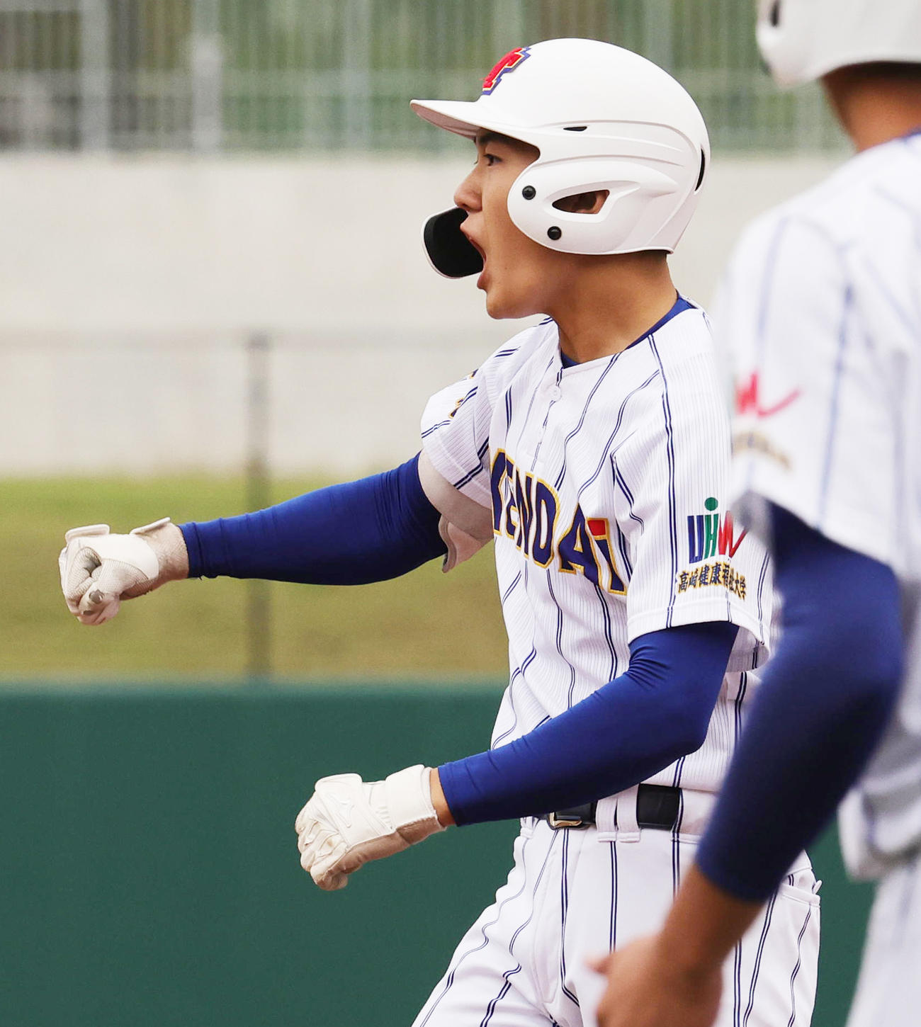 健大高崎対佐野日大　2回表健大高崎2死二、三塁、中前先制2点適時打を放ち喜ぶ石垣（撮影・野上伸悟）