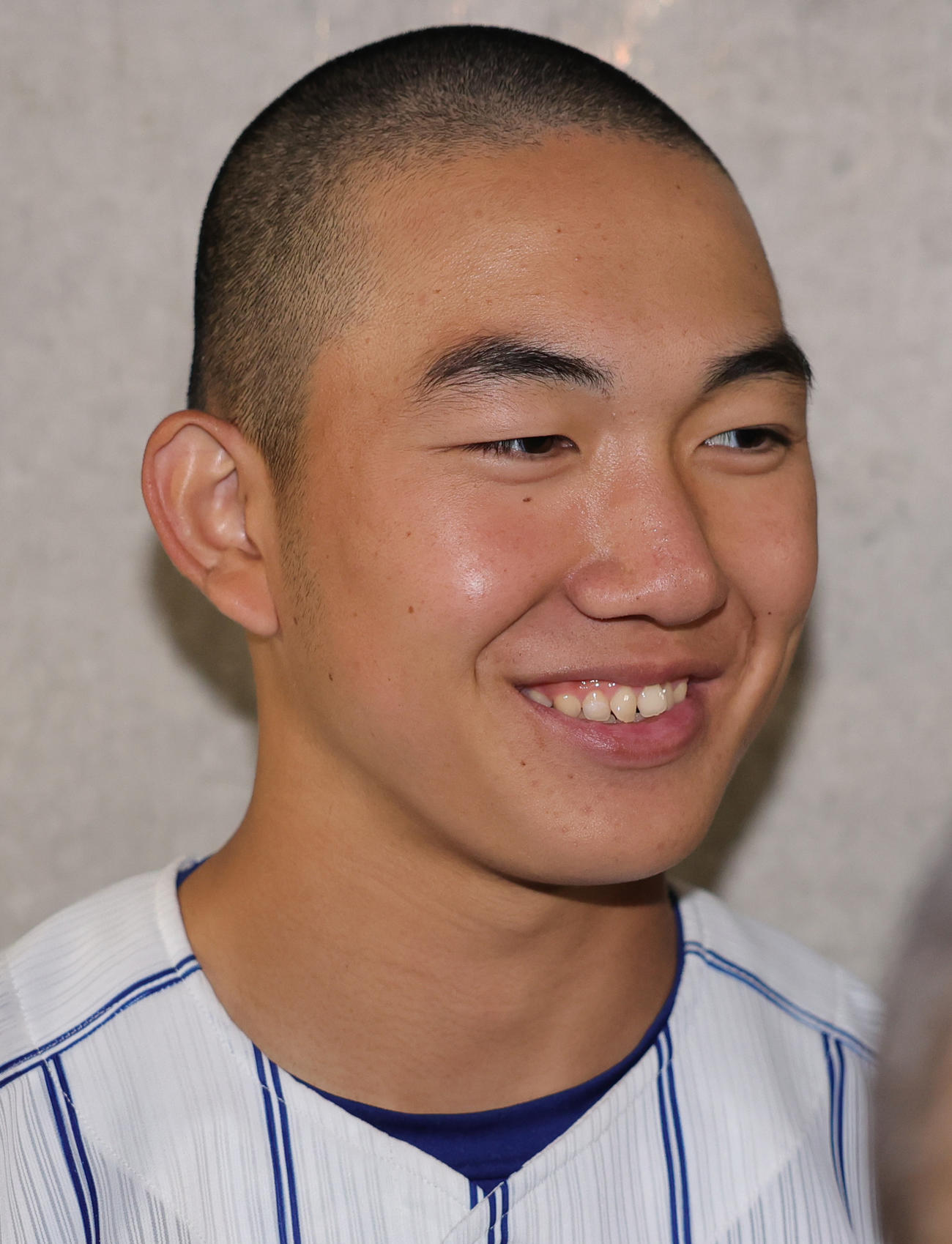 健大高崎対佐野日大　7回コールド勝ちし笑顔で取材対応する健大高崎・石垣（撮影・野上伸悟）