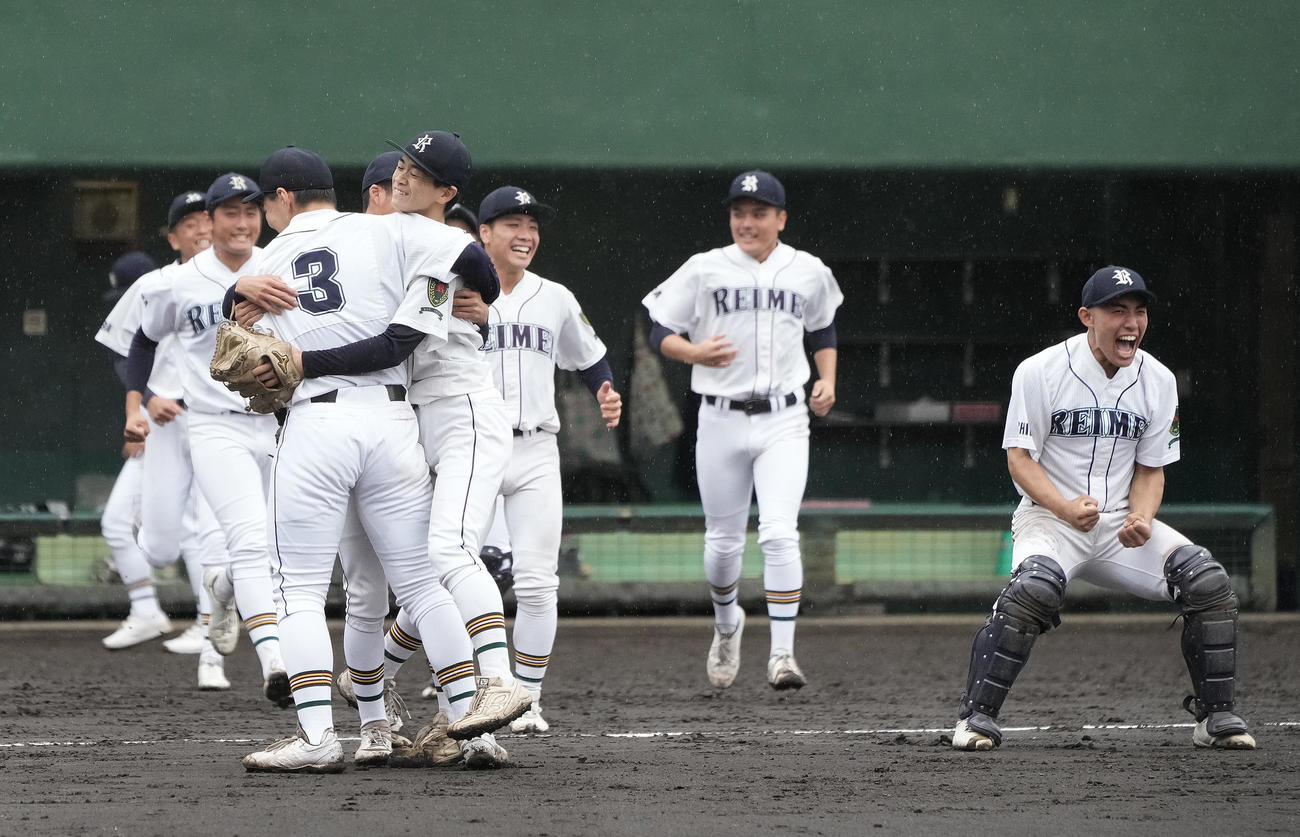千葉黎明対山梨学院　山梨学院に勝利し、喜ぶ千葉黎明の選手たち（撮影・足立雅史）