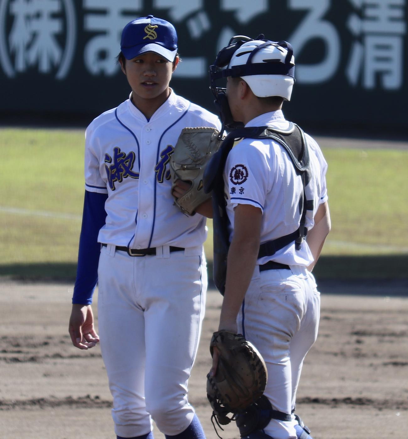早実対淑徳　マウンドで言葉を交わす淑徳先発の八重尾と下居(撮影・黒須亮)