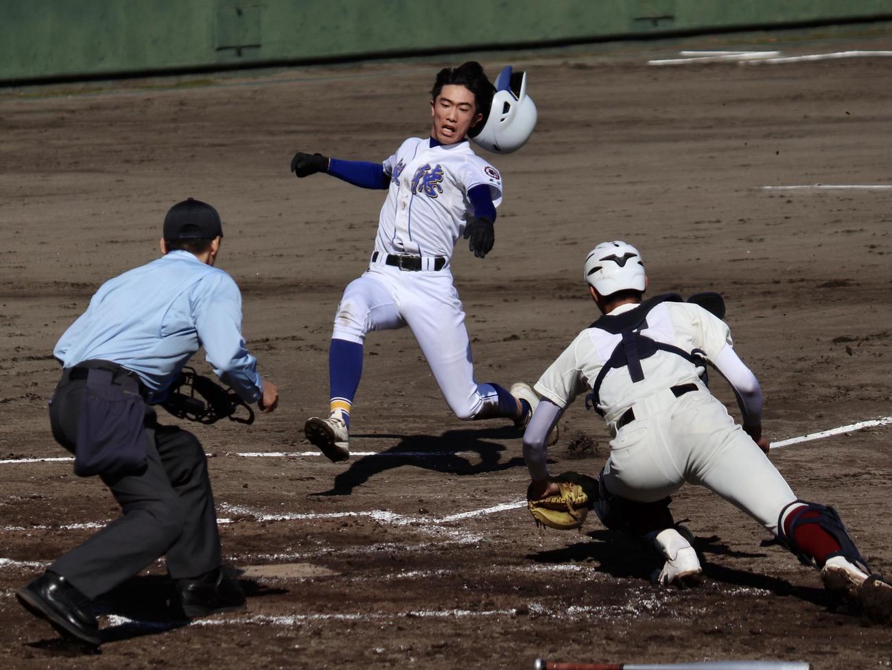 早実対淑徳　4回裏淑徳2死二塁、関の中前打で二走森本が本塁を狙うも憤死する(撮影・黒須亮)