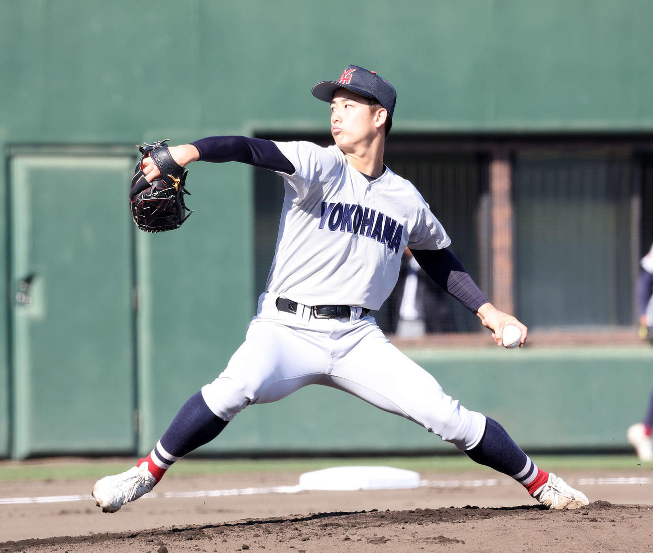 浦和実対横浜　力投する横浜先発の奥村頼（撮影・鈴木正人）