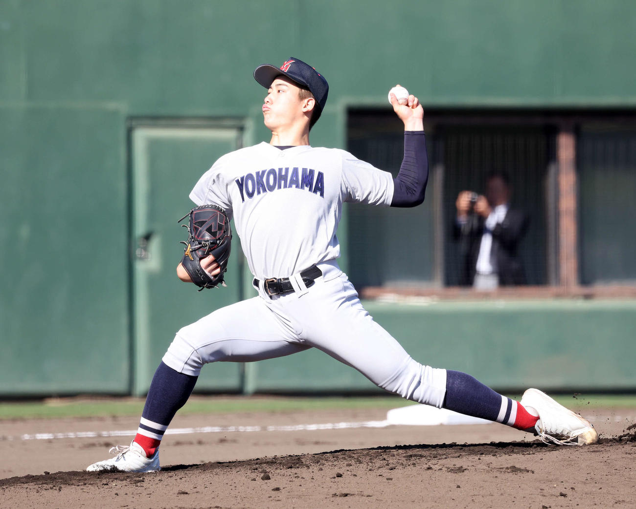 浦和実対横浜　力投する横浜先発の奥村頼（撮影・鈴木正人）