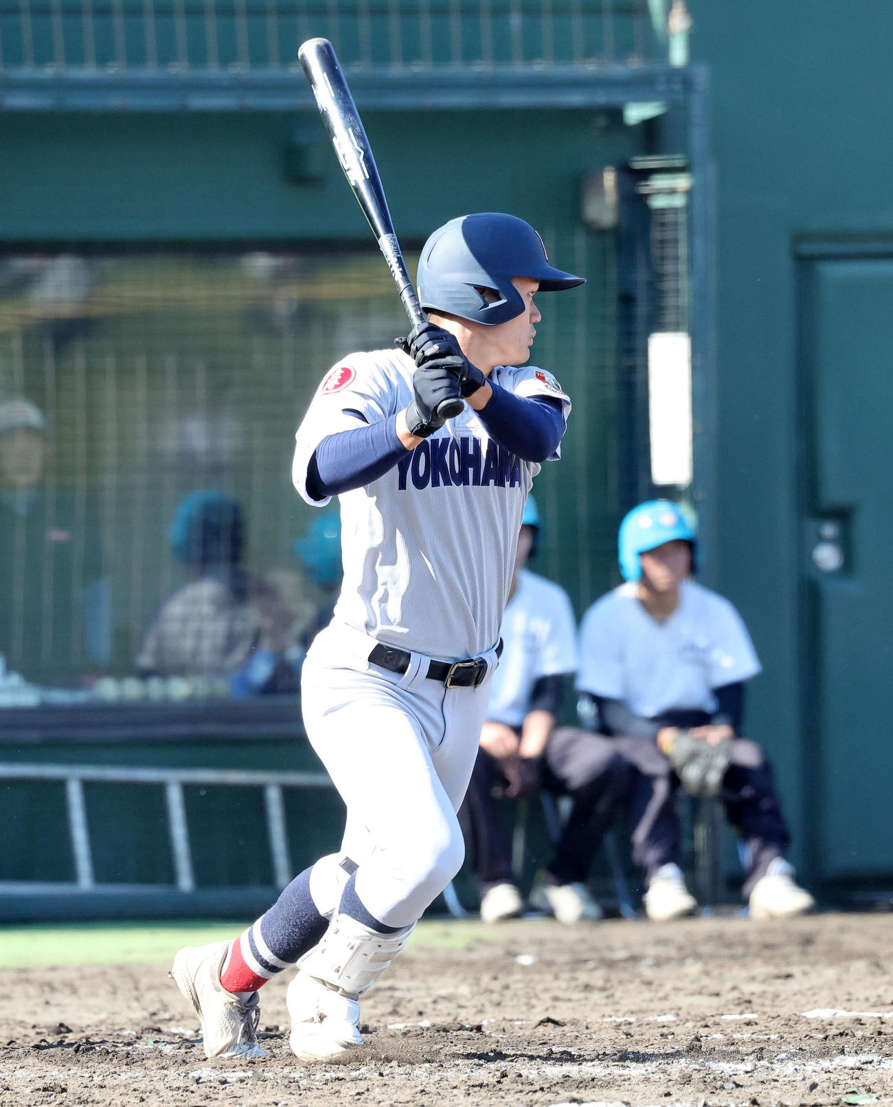 浦和実対横浜　5回裏横浜1死、阿部葉は左越え二塁打を放つ（撮影・鈴木正人）