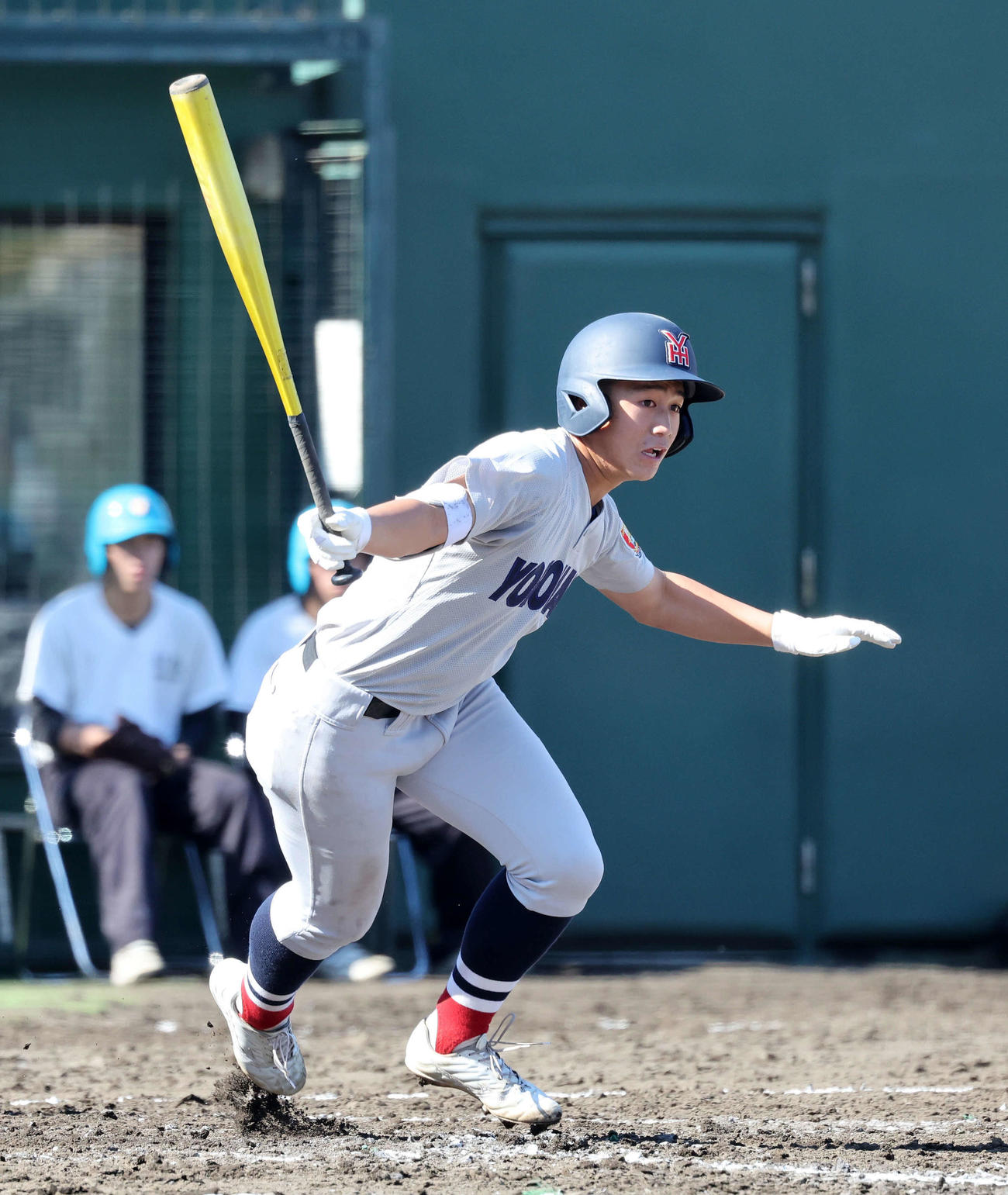 浦和実対横浜　5回裏横浜1死二塁、奥村凌は右越え適時二塁打を放つ（撮影・鈴木正人）