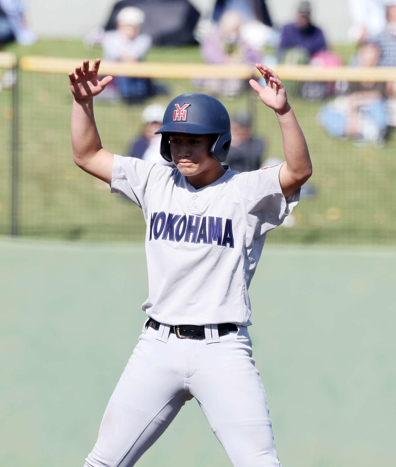 浦和実対横浜　5回裏横浜1死二塁、奥村凌は右越え適時二塁打を放ちポーズを決める（撮影・鈴木正人）