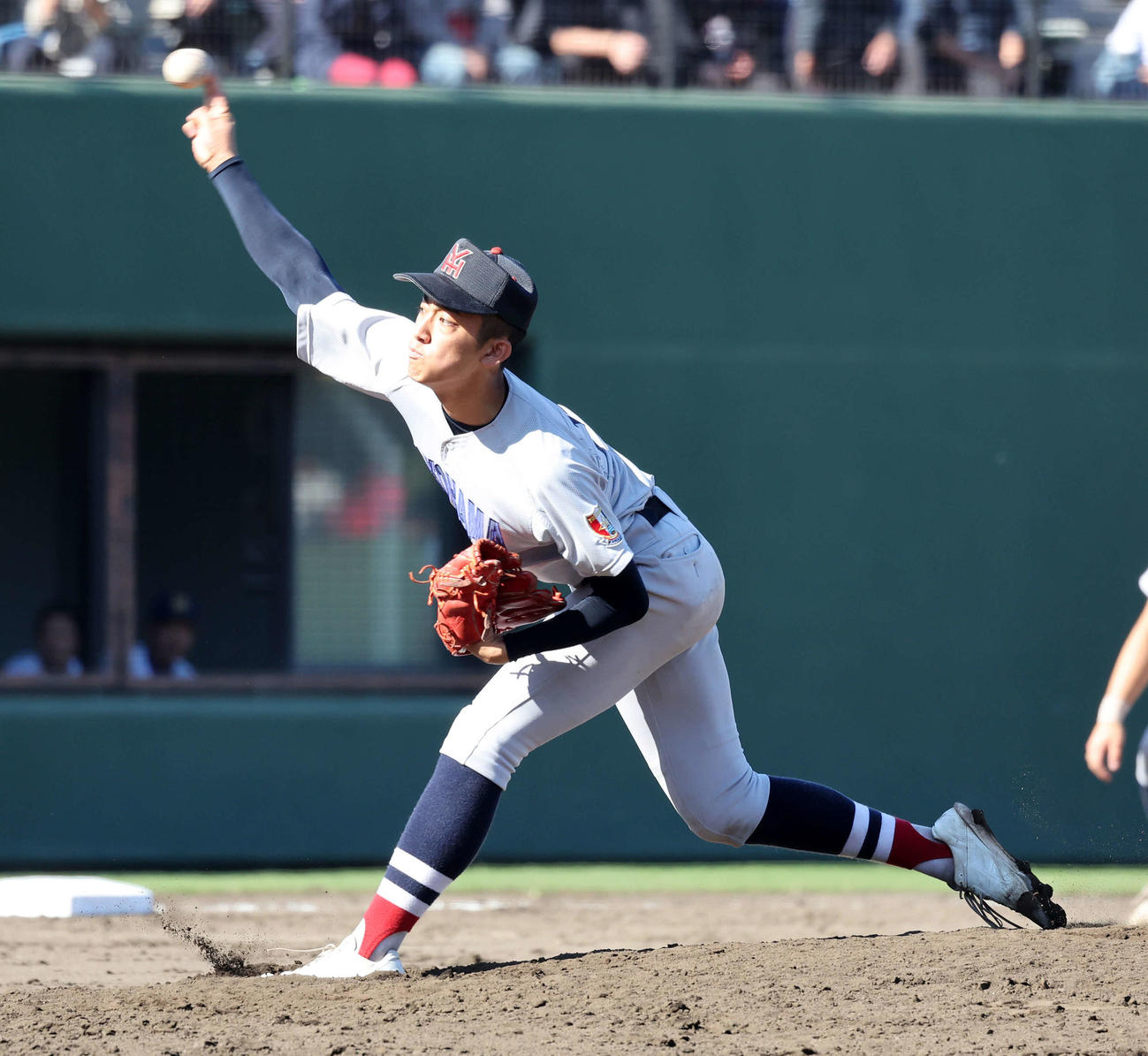 浦和実対横浜　力投する横浜4番手の織田（撮影・鈴木正人）