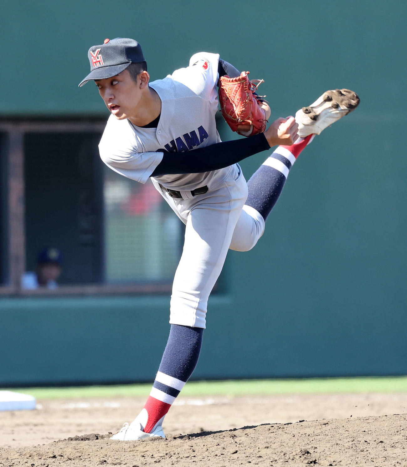 浦和実対横浜　力投する横浜4番手の織田（撮影・鈴木正人）
