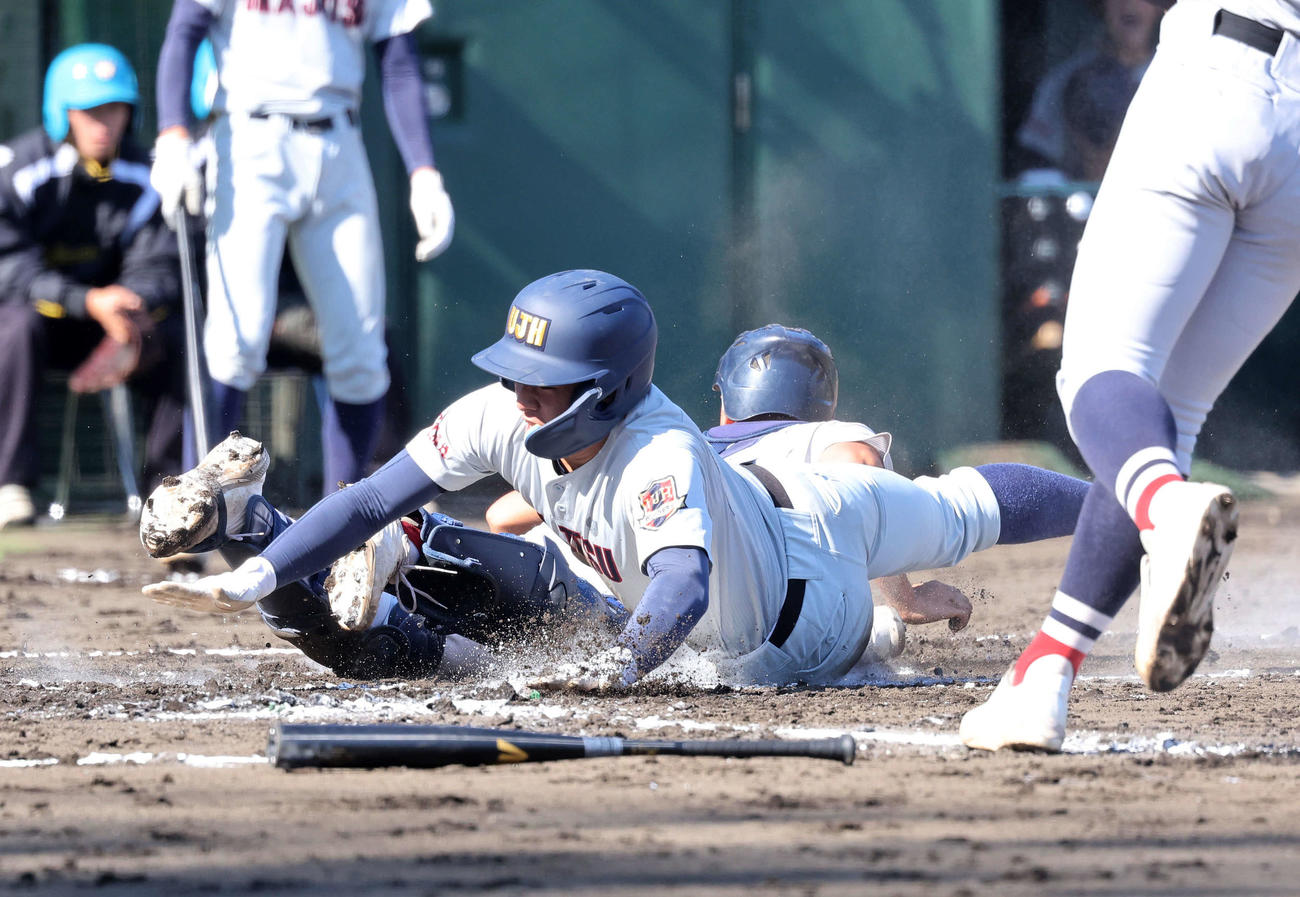 浦和実対横浜　2回表浦和実1死二、三塁、深谷のスクイズで三塁走者の野本が生還（撮影・鈴木正人）