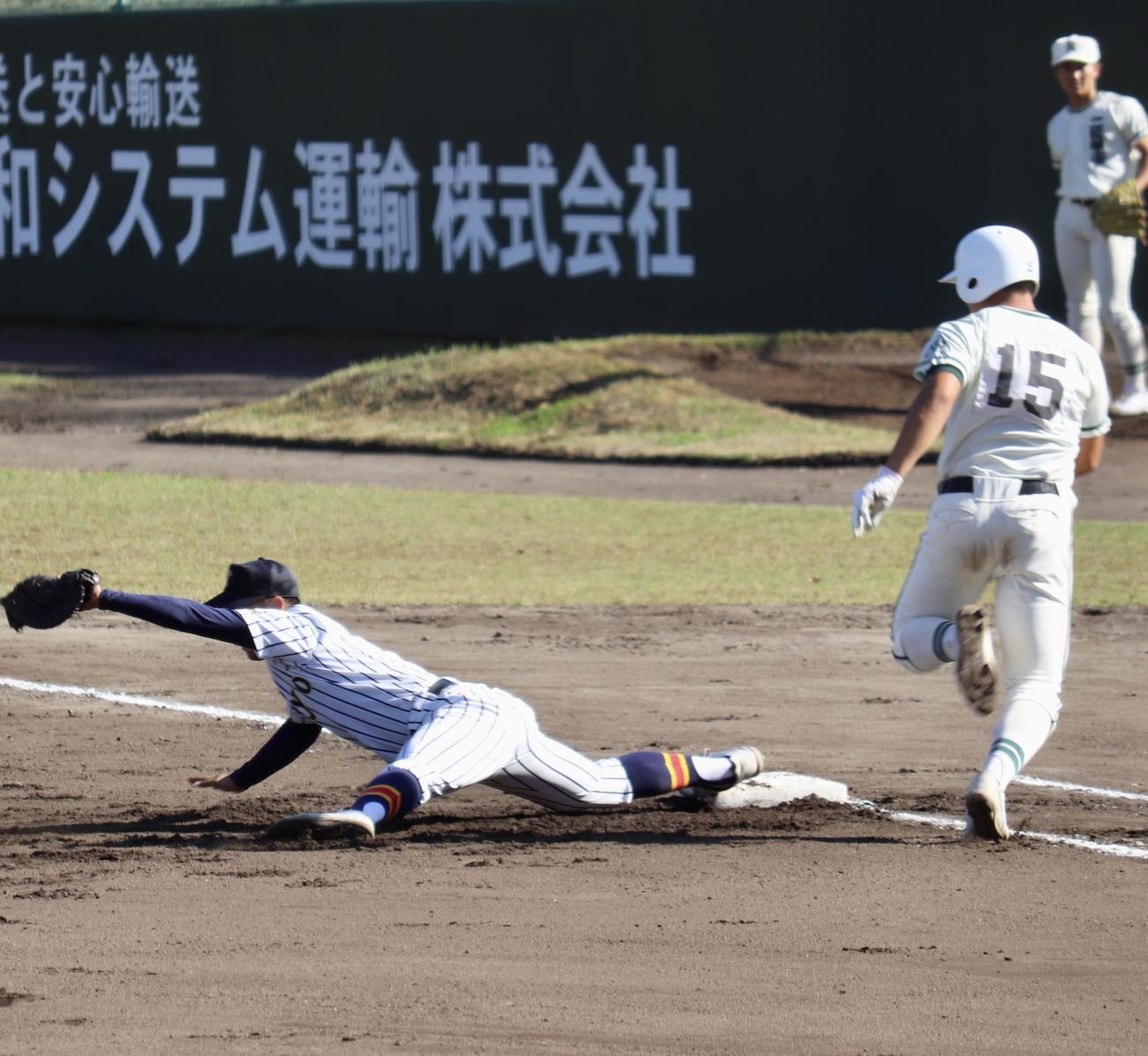 帝京対二松学舎大付　1回表二松学舎大付1死一、二塁、三塁手からの送球を好捕する一塁手安藤(撮影・黒須亮)