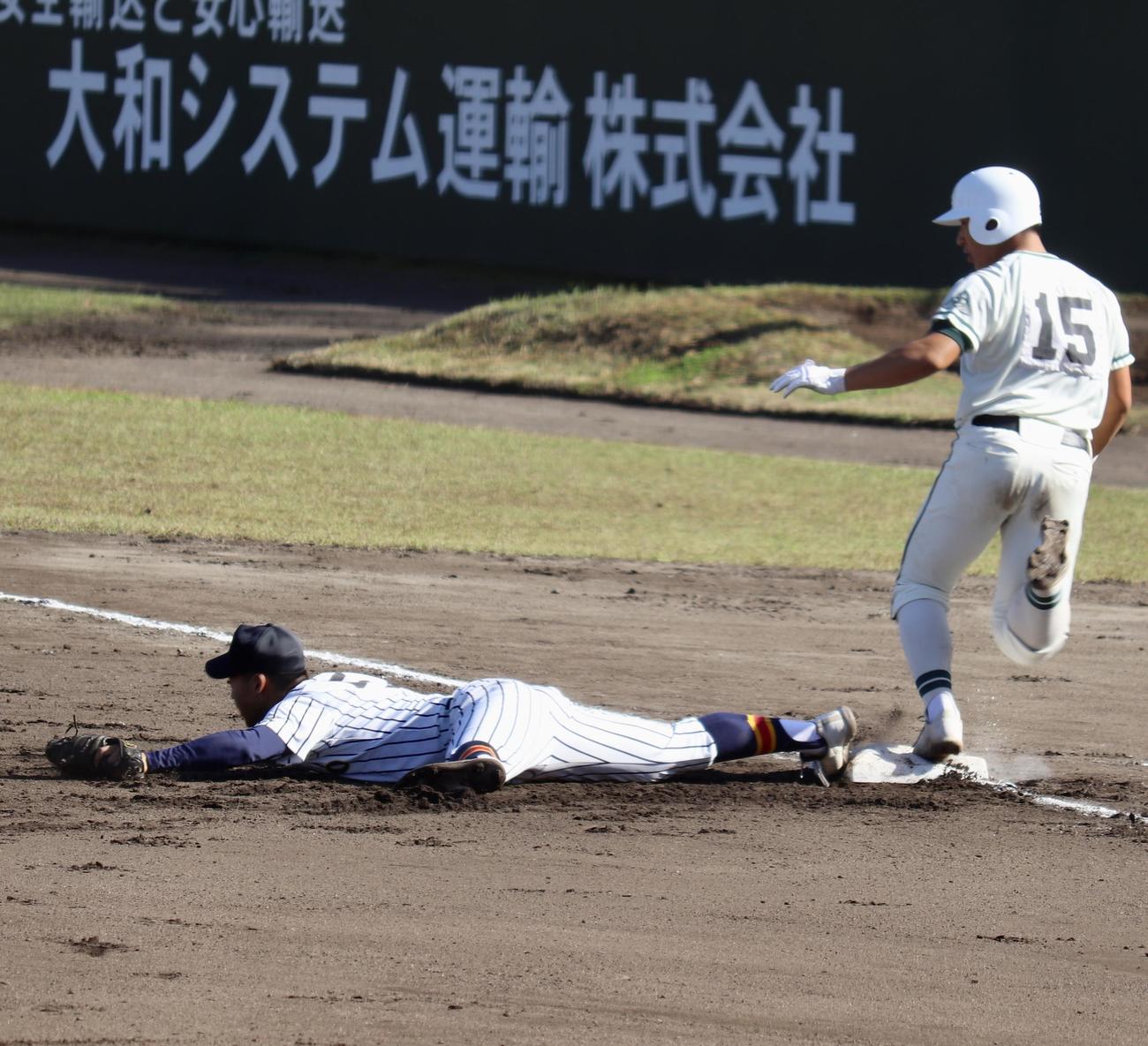 帝京対二松学舎大付　1回表二松学舎大付1死一、二塁、三塁手からの送球を倒れ込みながら好捕する一塁手安藤(撮影・黒須亮)