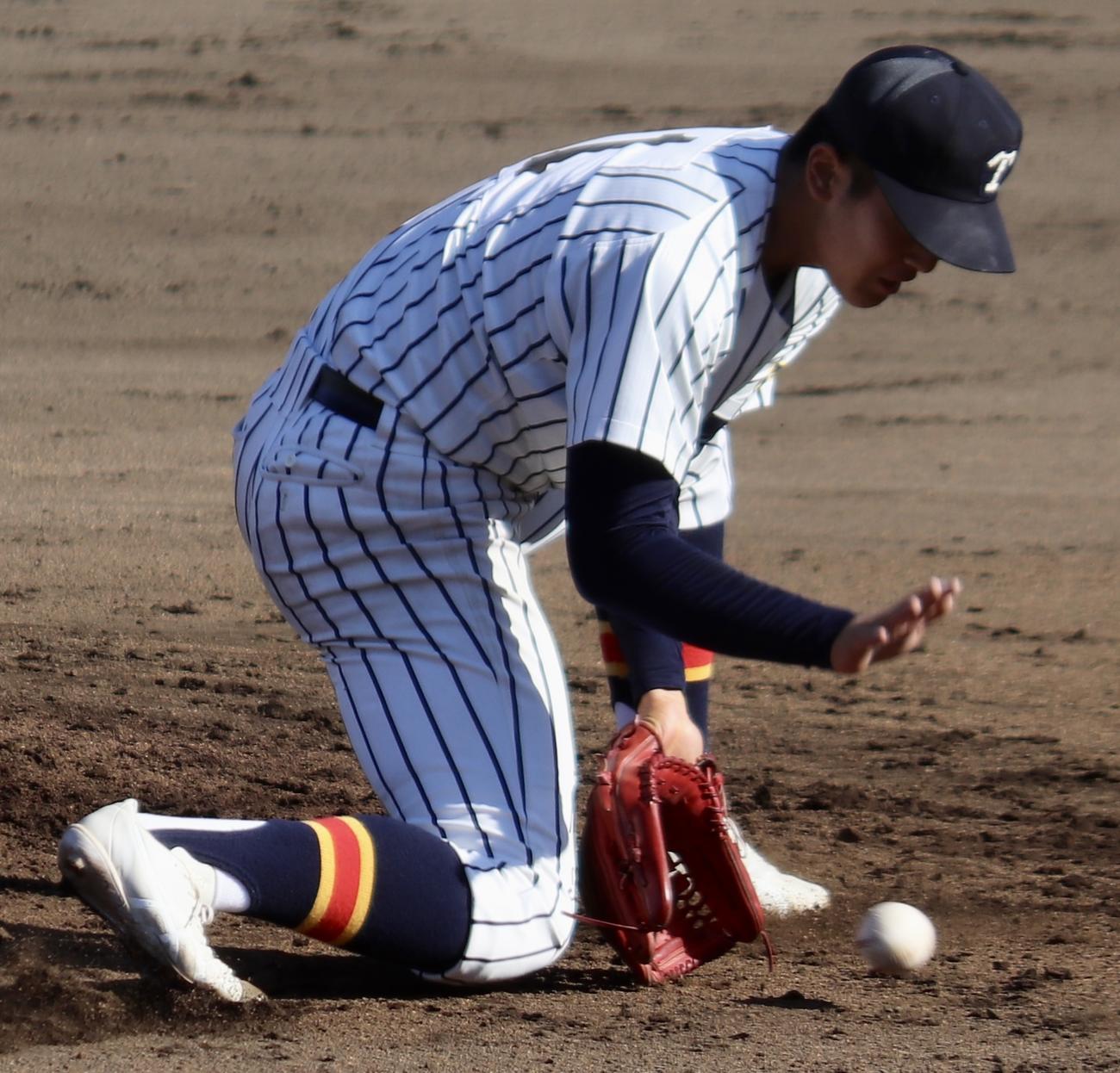 帝京対二松学舎大付　2回表二松学舎大付2死二、三塁、投ゴロを大事に捕球する岩本(撮影・黒須亮)