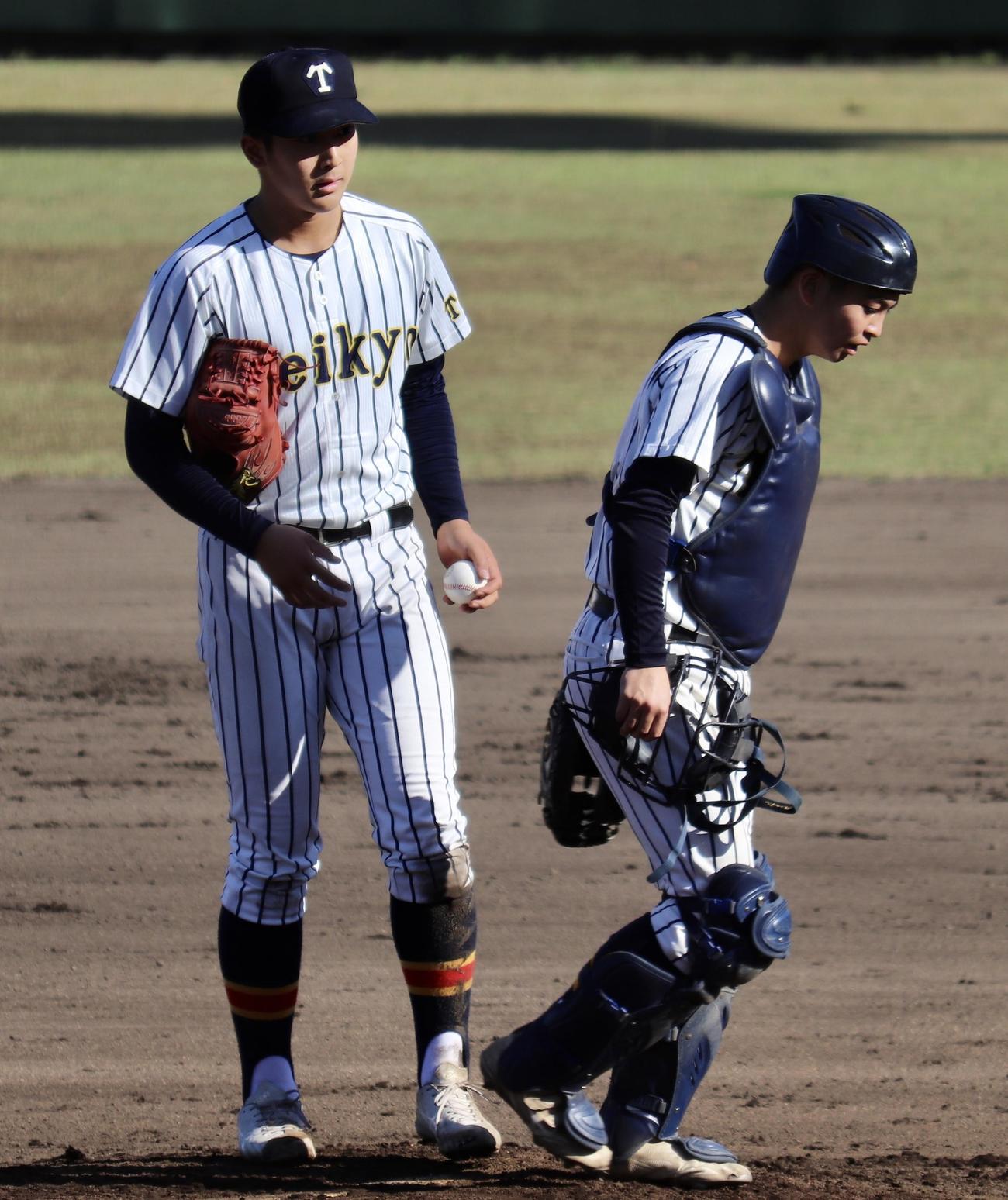 帝京対二松学舎大付　3回表二松学舎大付1死満塁、マウンドに集まる岩本(左)と飛川(撮影・黒須亮)