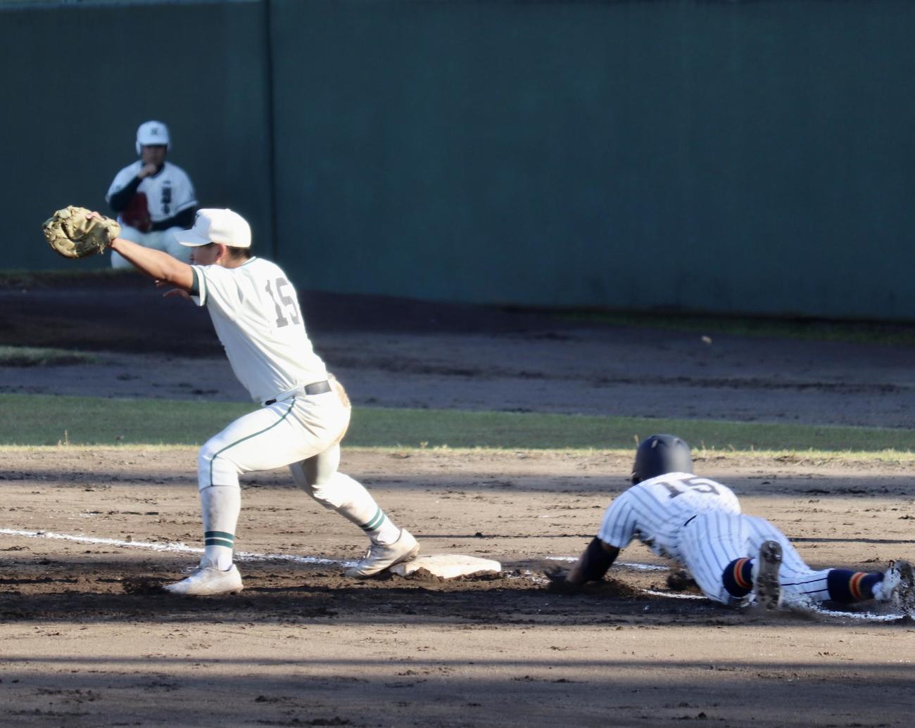 帝京対二松学舎大付　8回表帝京2死一、二塁、内野ゴロを放った加藤がヘッドスライディングを見せるも及ばず(撮影・黒須亮)