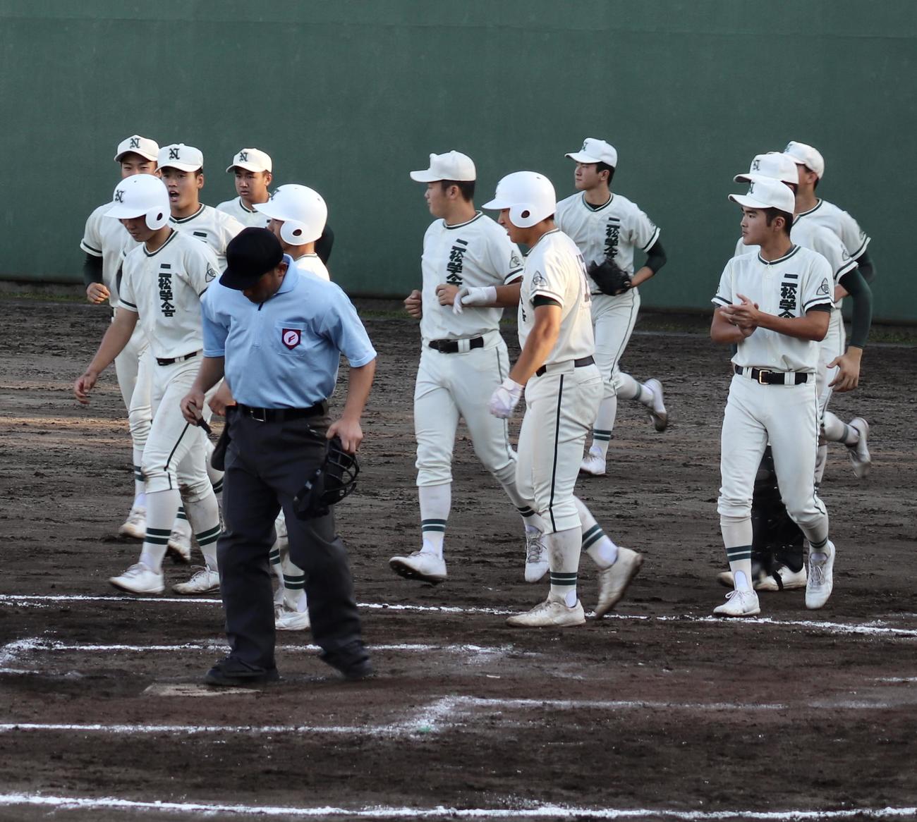 帝京対二松学舎大付　決勝進出を決めた二松学舎大付ナイン(2024年11月3日)