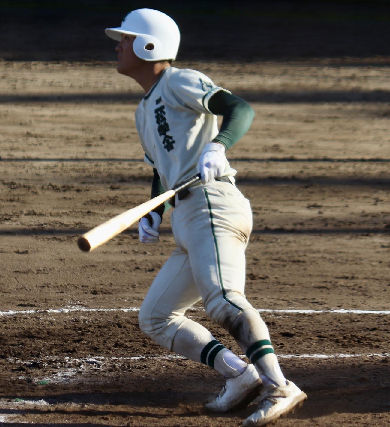 帝京対二松学舎大付　5回裏二松学舎大付2死二塁、永尾が左越えに適時二塁打を放つ(撮影・黒須亮)
