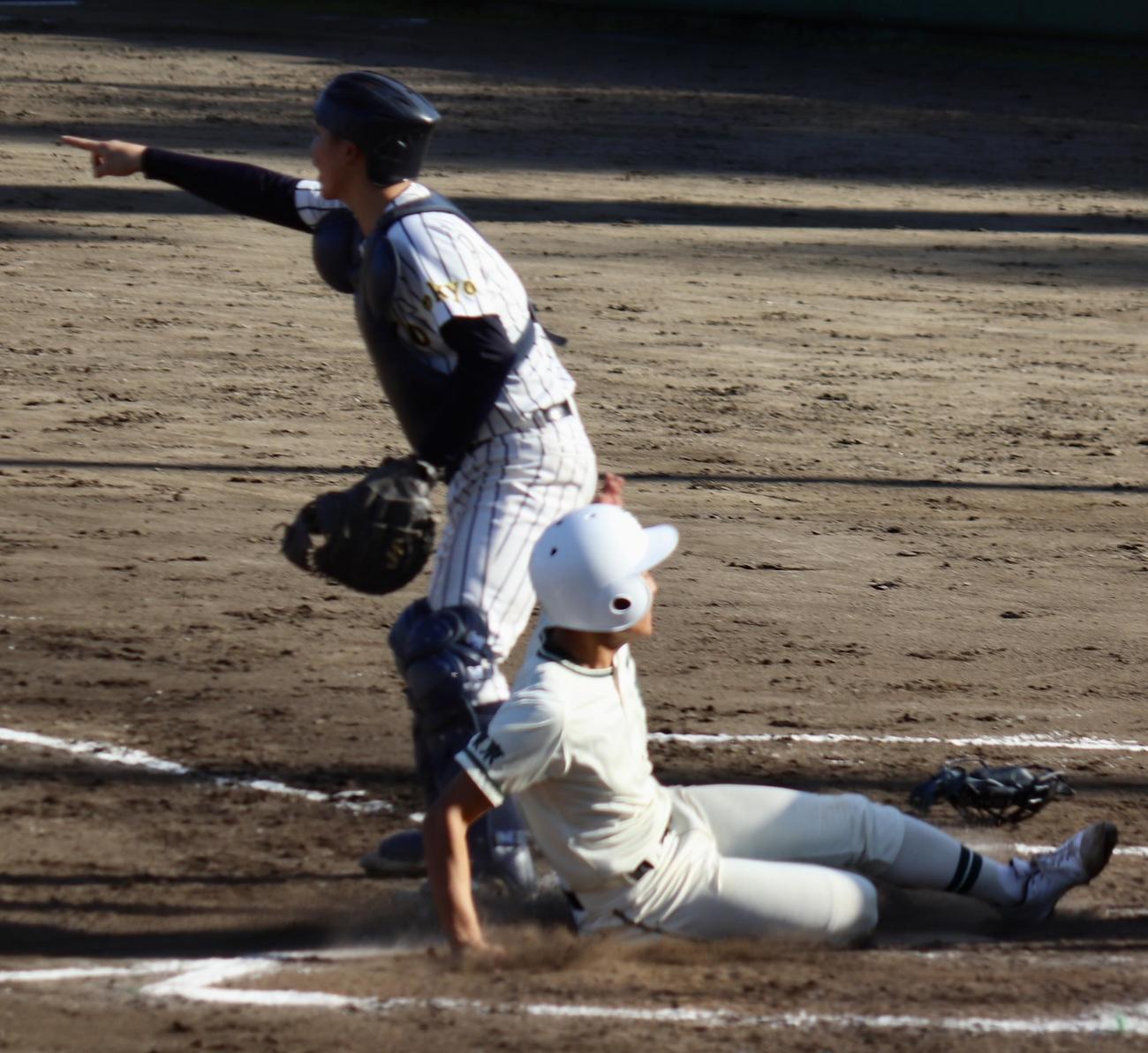 帝京対二松学舎大付　3回表二松学舎大付1死満塁、永尾の中犠飛で三走甲斐が生還する(撮影・黒須亮)