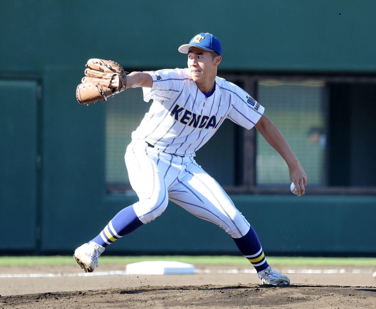 千葉黎明対健大高崎　力投する健大高崎先発の下重（撮影・鈴木正人）