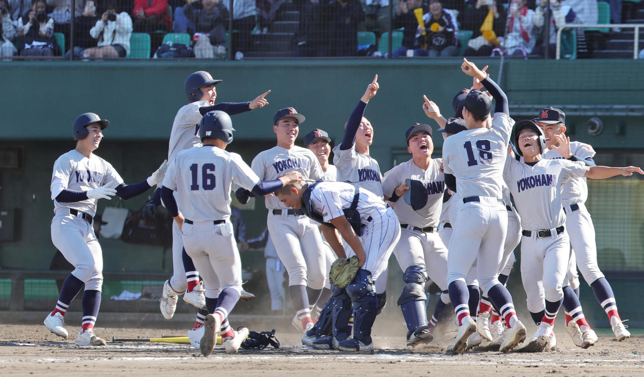 健大高崎対横浜　タイブレークの10回裏、サヨナラ勝ちで優勝を決め喜ぶ横浜の選手たち。手前はがっくりする健大高崎・小堀（撮影・野上伸悟）