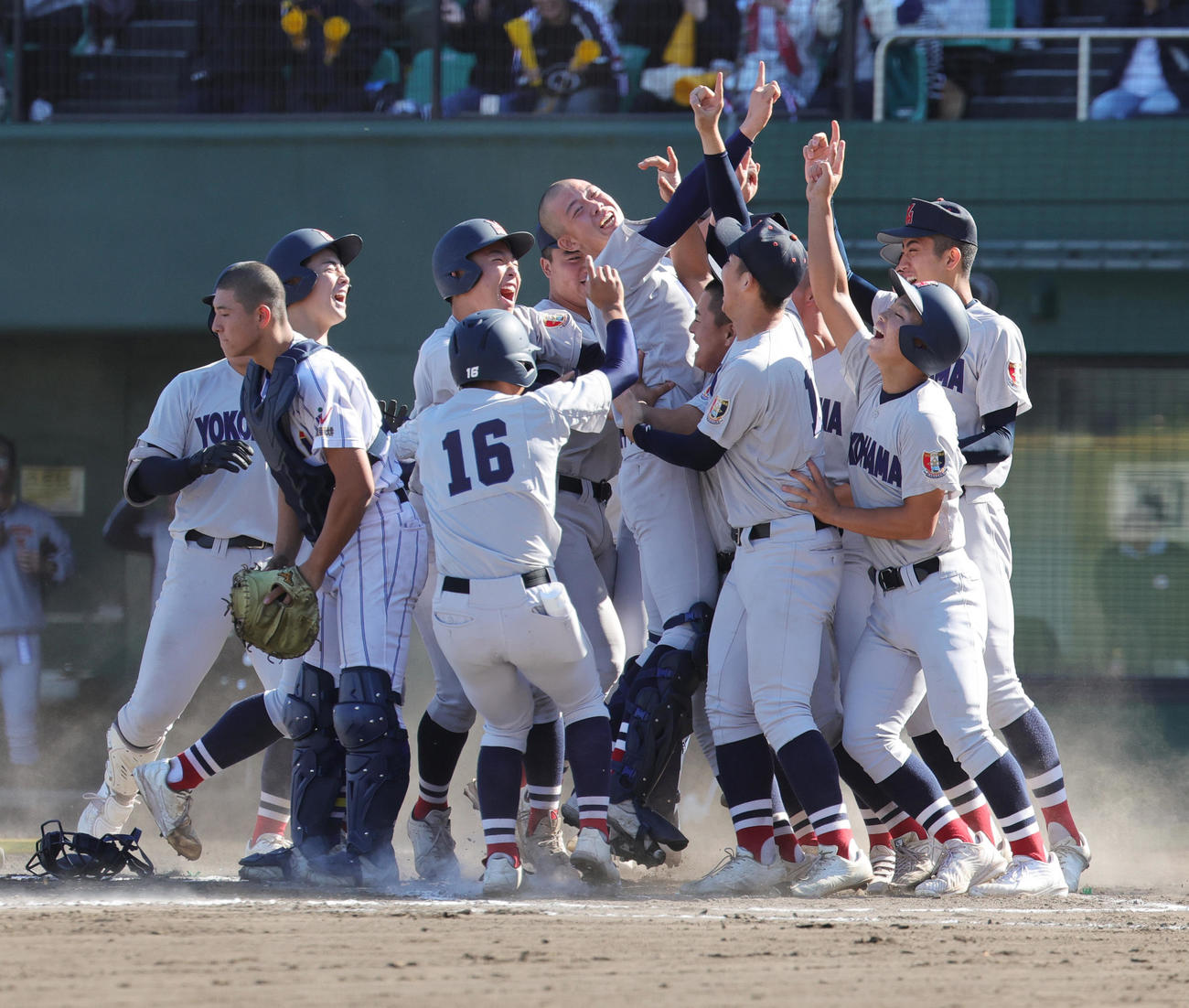 健大高崎対横浜　タイブレークの10回裏、サヨナラ勝ちで優勝を決め喜ぶ横浜の選手たち。手前はがっくりする健大高崎・小堀（撮影・野上伸悟）