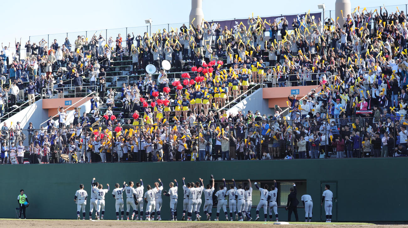 健大高崎対横浜　優勝し応援団にあいさつする横浜の選手たち（撮影・野上伸悟）
