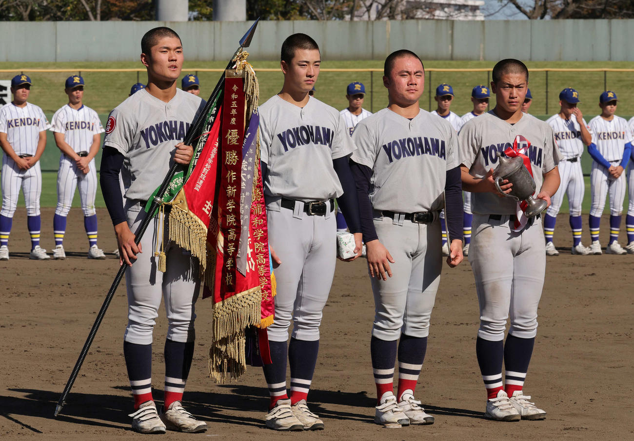健大高崎対横浜　優勝し表彰される、左から横浜・阿部葉主将、奥村頼、野中、奥村凌（撮影・野上伸悟）