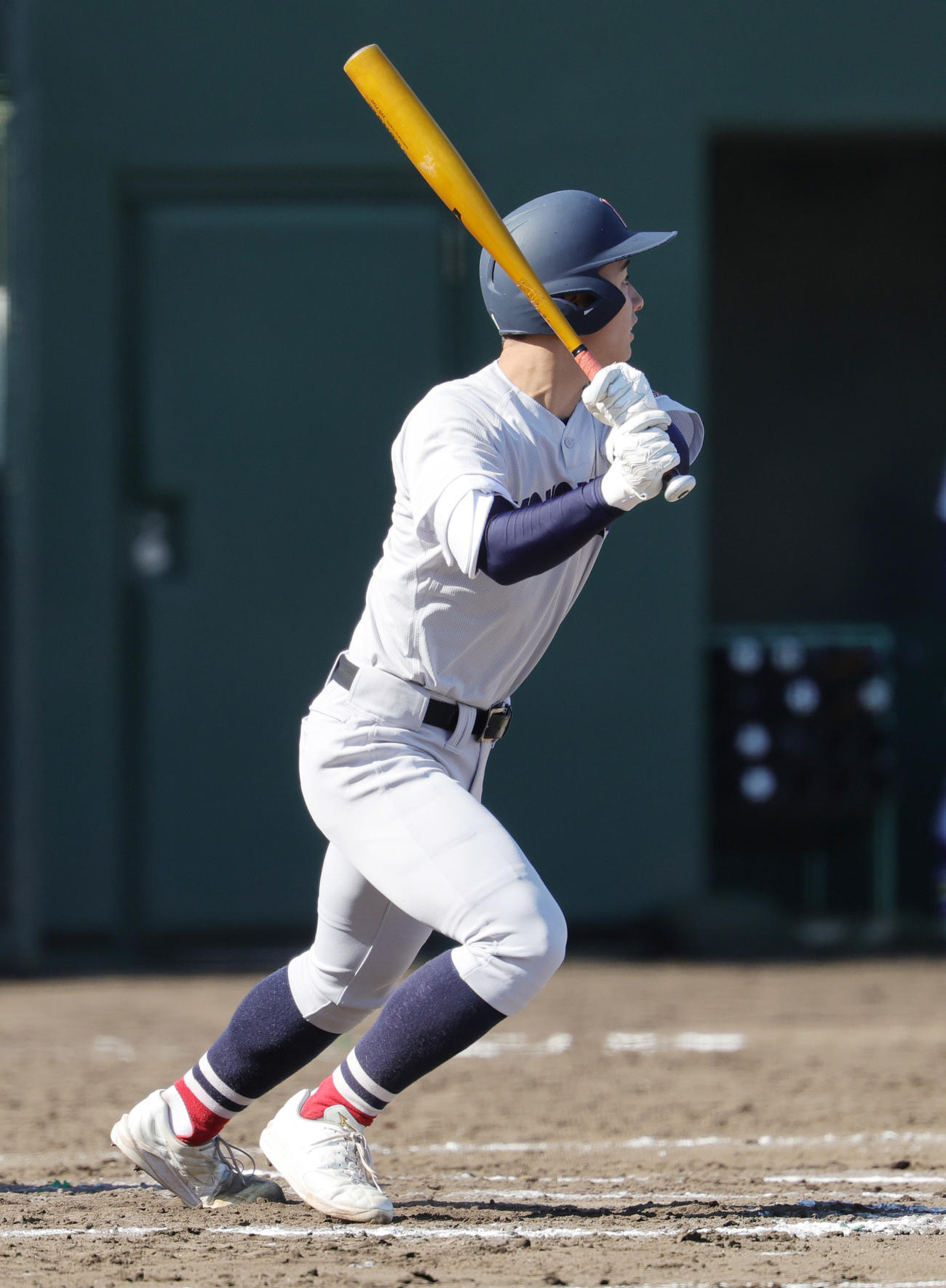 健大高崎対横浜　6回裏横浜2死二塁、適時二塁打を放つ奥村頼（撮影・野上伸悟）