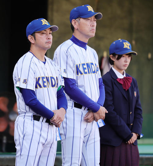 健大高崎対横浜　準優勝に終わった、左から健大高崎・生方部長、青柳監督（撮影・野上伸悟）