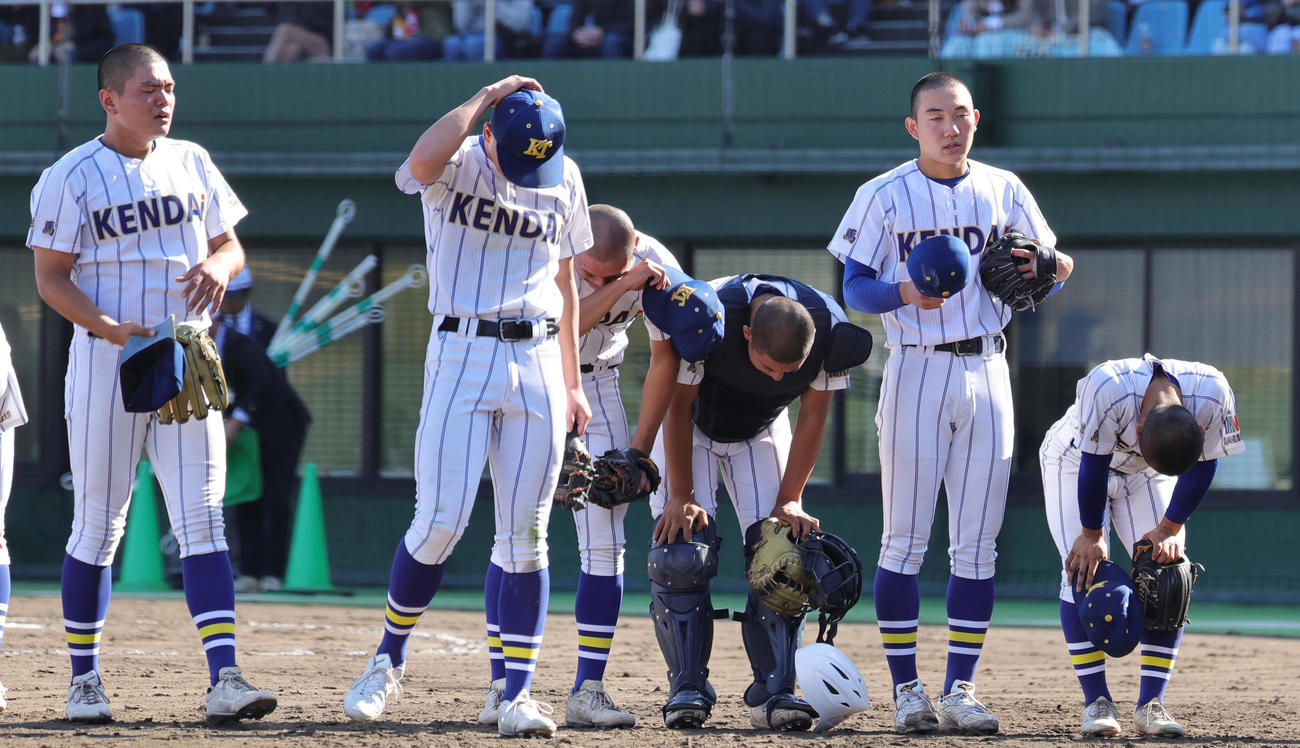健大高崎対横浜　準優勝に終わり無念の表情の石垣（右から2人目）ら健大高崎の選手たち（撮影・野上伸悟）